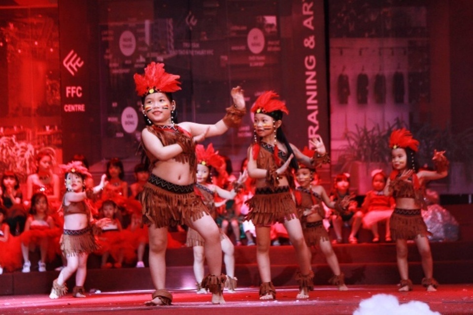 Nhạc kịch “Ông già Noel bị bắt cóc” lần đầu ra mắt mùa Giáng sinh - 9 Vũ điệu rừng xanh cùng các cô nàng thổ dân dễ thương.