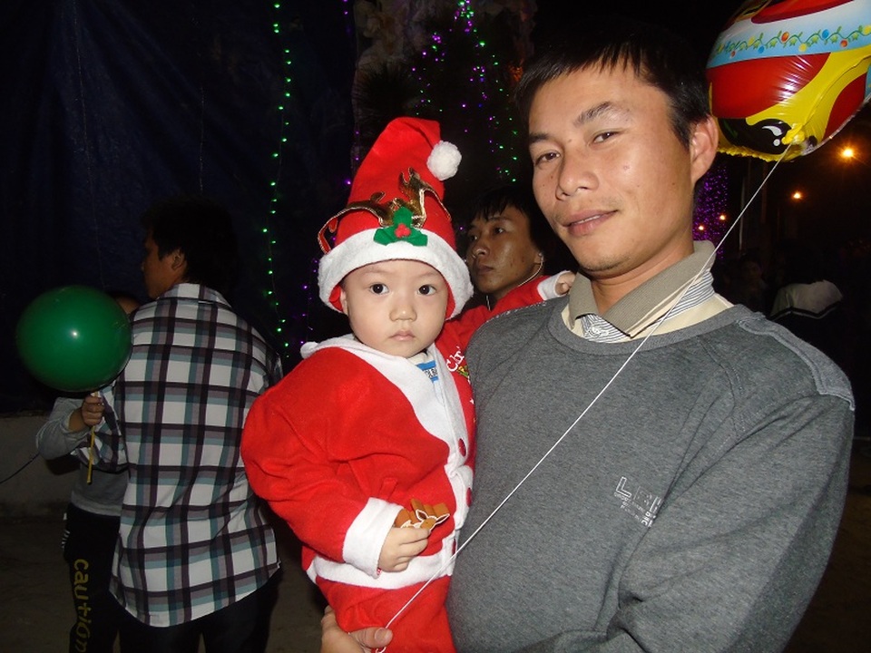 Người dân háo hức đổ về tuyến phố trung tâm đón Noel - 41