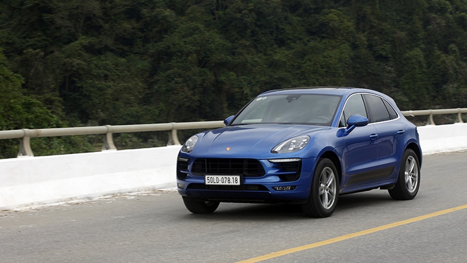 Thêm phiên bản Porsche Macan sử dụng động cơ 4 xi-lanh tăng áp - 1
Động cơ 2,0 lít, bốn xi-lanh tăng áp của phiên bản Macan mới sản sinh công suất 252 mã lực (185kW) tại 5.000 - 6.000 vòng/phút và được trang bị Hộp số tự động 7 cấp ly hợp kép (PDK) tiêu chuẩn như trên các phiên bản Macan khác.
