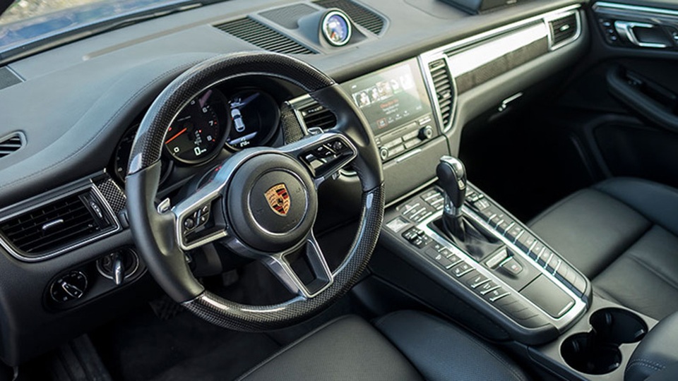 Thêm phiên bản Porsche Macan sử dụng động cơ 4 xi-lanh tăng áp - 7
Khi bộ cảm biến lân cận phát hiện thao tác nhập liệu của người điều khiển, bảng menu các nội dung liên quan sẽ hiển thị và người lái có thể điều khiển dễ dàng thông qua thao tác chạm đa điểm. Giao diện Bluetooth, USB và thẻ nhớ SD giúp cho việc tích hợp nội dung media trên điện thoại thông minh và bộ nhớ trở nên thuận tiện và dễ dàng hơn.