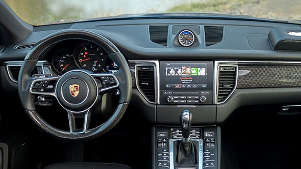 Thêm phiên bản Porsche Macan sử dụng động cơ 4 xi-lanh tăng áp - 6
Trung tâm của Hệ thống Quản Lý Liên Lạc mới của Porsche (PCM) – sẽ được thiết lập trên toàn bộ các mẫu xe Cayenne trong tương lai, là một màn hình cảm ứng 7-inch độ phân giải cao. Giao diện người dùng được thiết kế lại cho phép thao tác một cách mượt mà và trực quan hơn như trên điện thoại thông minh.