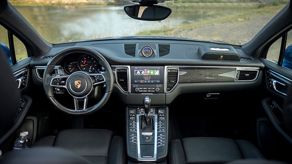 Thêm phiên bản Porsche Macan sử dụng động cơ 4 xi-lanh tăng áp - 5
Phần lớn những trang bị tiêu chuẩn trên Macan đều có ở các phiên bản “S” cao cấp. Ví dụ, Macan được trang bị ghế lái điều chỉnh điện tám hướng thực sự thoải mái, bảng điều khiến hàng ghế giữa bọc da Alcantara cao cấp, hệ thống Quản Lý Liên Lạc của Porsche (PCM) thế hệ mới nhất, hệ thống cảnh báo chuyển làn xe và cốp sau mở điện.