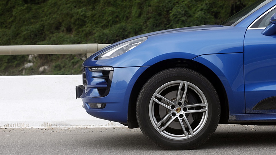 Thêm phiên bản Porsche Macan sử dụng động cơ 4 xi-lanh tăng áp - 2
Xe có khả năng tăng tốc 0-100 km/giờ trong 6,9 giây, và với gói tùy chọn Sport Chrono chỉ còn 6,5 giây; vận tốc tối đa đạt 229 km/giờ. Tùy theo lựa chọn vành và lốp xe, lượng tiêu thụ từ 7,4 đến 7,2 lít/100 km theo tiêu chuẩn về tiêu thụ nhiên liệu và khí thải Châu Âu (NEDC).