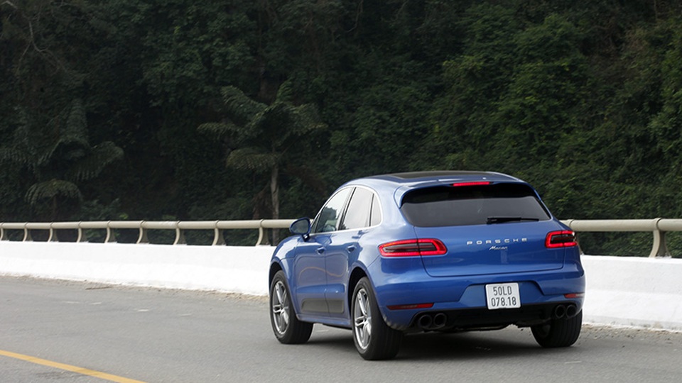 Thêm phiên bản Porsche Macan sử dụng động cơ 4 xi-lanh tăng áp - 8
Một đặc tính quen thuộc trên mọi dòng xe Porsche, Macan có khả năng chuyển hóa sức mạnh động cơ thành tính năng lái thể thao vượt trội. Điều này được đảm bảo nhờ Hệ thống Quản lý hợp lực kéo của Porsche (PTM), hệ thống lái bốn bánh chủ động phối hợp với hệ thống treo nhạy bén và đánh lái chính xác.