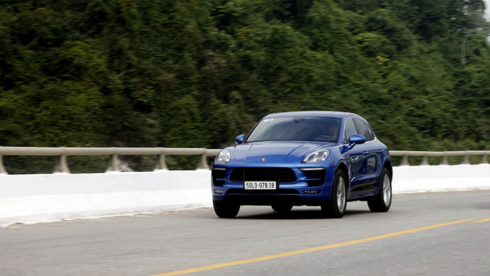 Thêm phiên bản Porsche Macan sử dụng động cơ 4 xi-lanh tăng áp - 9
Với tự trọng chỉ 1.770 kg, Macan là mẫu SUV nhẹ nhất mà Porsche sản xuất, mang đến thao tác lái linh hoạt.
