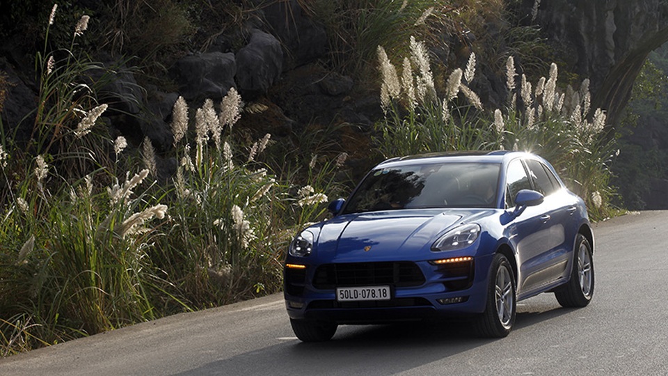 Thêm phiên bản Porsche Macan sử dụng động cơ 4 xi-lanh tăng áp - 12
Macan mới bắt đầu nhận đơn đặt hàng từ bây giờ tại Đức và thị trường Châu Âu. Phiên bản mới sẽ được giới thiệu ra thị trường từ tháng 6/2016. Porsche Việt Nam cũng bắt đầu nhận đặt hàng cùng thời gian này. Giá tiêu chuẩn đã bao gồm thuế nhập khẩu, thuế tiêu thụ đặc biệt và thuế giá trị gia tăng, giá thực tế của phiên bản mới là 3,032 tỷ đồng.