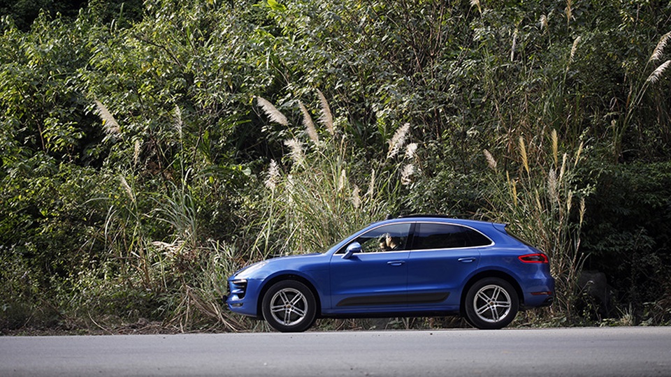 Thêm phiên bản Porsche Macan sử dụng động cơ 4 xi-lanh tăng áp - 4
Điểm nhấn ngoại thất độc đáo là đường viền cửa sổ bên hông màu đen, gá kẹp phanh cùng màu bên trong bộ mâm 18 inch, hệ thống ống xả với hai ống xả đơn bằng thép không gỉ.