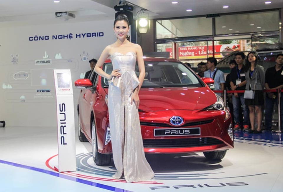 Toyota Fortuner 2017 chính thức ra mắt thị trường Việt Nam - 12
Prius không chỉ là ngọn cờ đầu mà còn là niềm tự hào riêng của Toyota. Tuy nhiên, hiện hãng xe Nhật Bản vẫn chưa quyết định phân phối mẫu xe này tại Việt Nam.