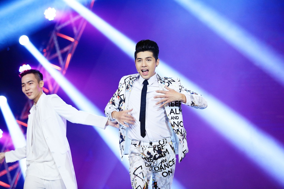 
Bên cạnh những tiết mục sôi động, những vũ đạo máu lửa trên sân khấu như Hold me tonight, Cause I love you, Wanna Stay in love, nam ca sĩ được yêu thích nhất hiện này cũng thể hiện hai bản pop ballad chạm đến trái tim người nghe:Giã từ trong cơn mưa và Giá như.
