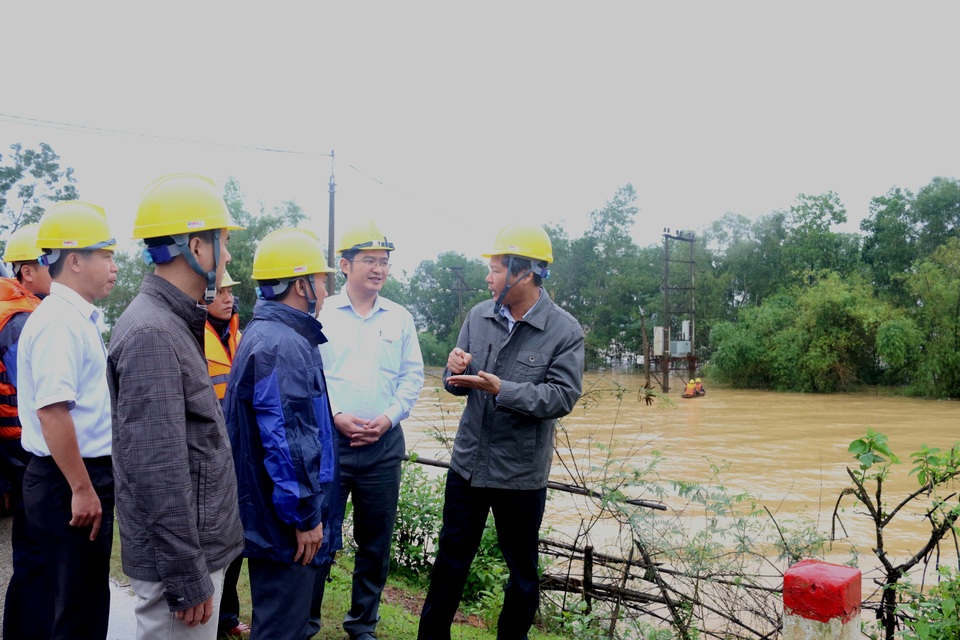 
Phó Tổng giám đốc Tổng công ty Điện lực miền Bắc chỉ đạo tại hiện trường
