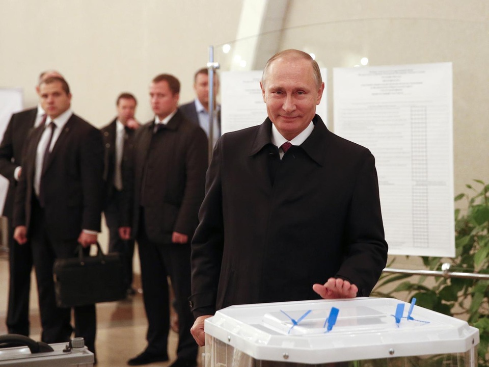 Đảng cầm quyền ở Nga thắng áp đảo trong bầu cử quốc hội - 1
Tổng thống Nga Vladimir Putin tham gia bỏ phiếu. (Ảnh: AFP)