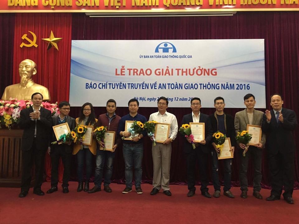 Phóng viên Dân trí đoạt giải Ba báo chí về an toàn giao thông - 1
Phóng viên Dân trí Nguyễn Tuấn Hợp (thứ 5 từ trái qua) nhận giải Ba báo chí tuyên truyền về an toàn giao thông chiều 27/12.