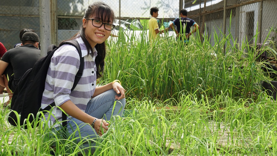 Khi ước mơ được “dệt” nên từ kỹ năng và khát vọng tuổi trẻ - 1 Em Nguyễn Thị Ngọc Yến (SV năm 3, khoa Nông nghiệp và SHƯD, ĐH Cần Thơ xuất sắc nhận học bổng Đạm Cà Mau năm nay.
