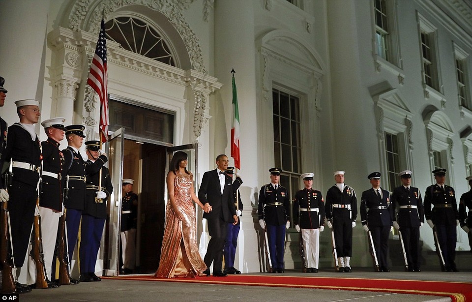Quốc yến cuối cùng của Tổng thống Obama - 1
Tổng thống Obama và Đệ nhất phu nhân tiếp đón vợ chồng Thủ tướng Italy bên ngoài Nhà Trắng trước khi diễn ra quốc yến. (Ảnh: AP)