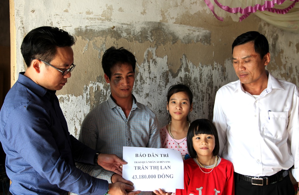 Gần 140 triệu đến với hai hoàn cảnh làng Quỳnh - 4 PV Dân trí cùng ông Trần Văn Trung - PCT UBND xã Quỳnh Thanh trao 43.180.000 đồng tới gia đình em Lan.