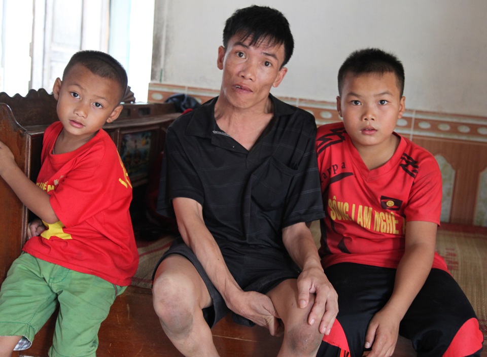 Gần 140 triệu đến với hai hoàn cảnh làng Quỳnh - 3 Bố con anh Kim giờ đã đỡ vất vả hơn vì đã được độc giả chia sẻ.