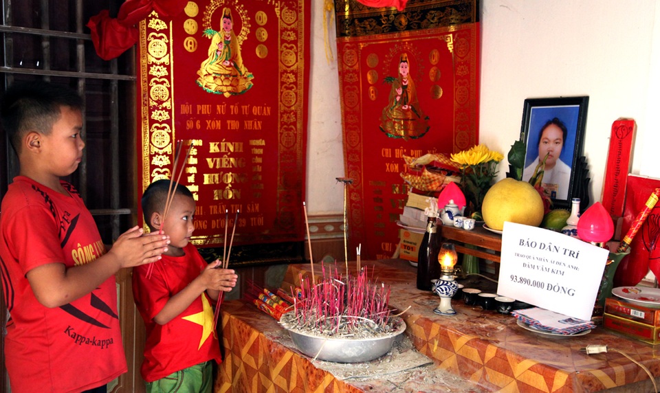Gần 140 triệu đến với hai hoàn cảnh làng Quỳnh - 2 Hai đứa con anh Kim thắp hương cho mẹ vừa trong 50 ngày.