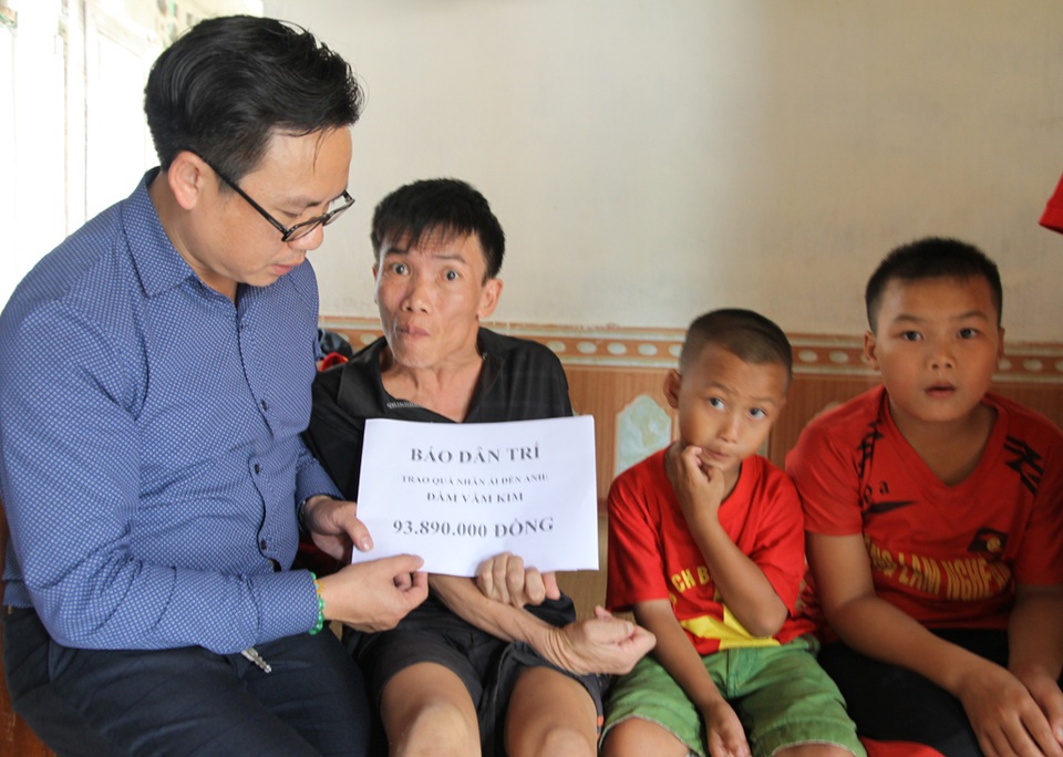 Gần 140 triệu đến với hai hoàn cảnh làng Quỳnh - 1 PV Dân trí trao 93.890.000 đồng tới bố con anh Kim.