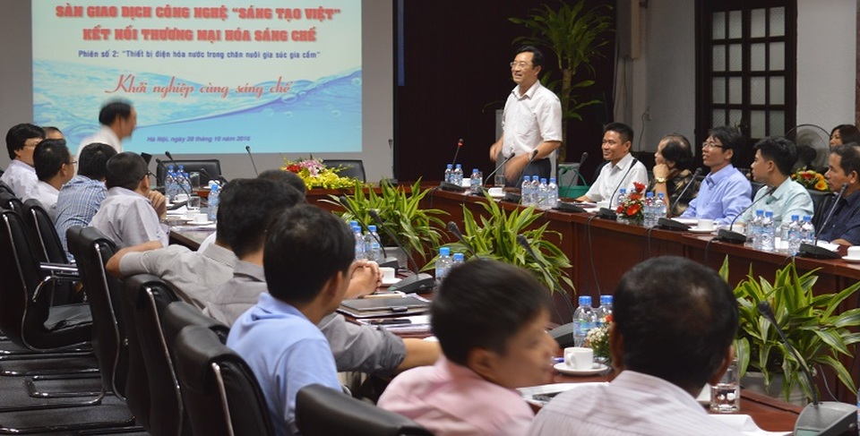 Độc đáo với thiết bị điện hóa nước dùng cho chăn nuôi gia súc, gia cầm - 3 Quang cảnh phiên giao dịch thứ 2 tại Cục Phát triển thị trường và doanh nghiệp khoa học chiều 28/10