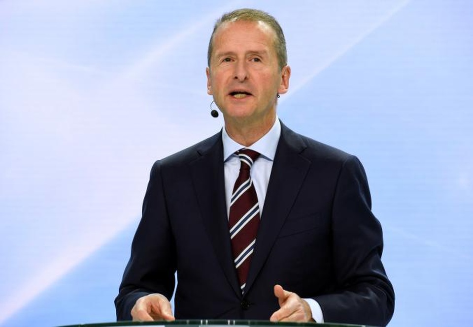 Volkswagen "xoá sổ" động cơ diesel tại Mỹ - 1
CEO Herbert Diess của Volkswagen phát biểu tại một cuộc họp báo về kế hoạch cải tổ của công ty ở Wolfsburg, Đức, hôm 22/11. (Ảnh: Reuters)