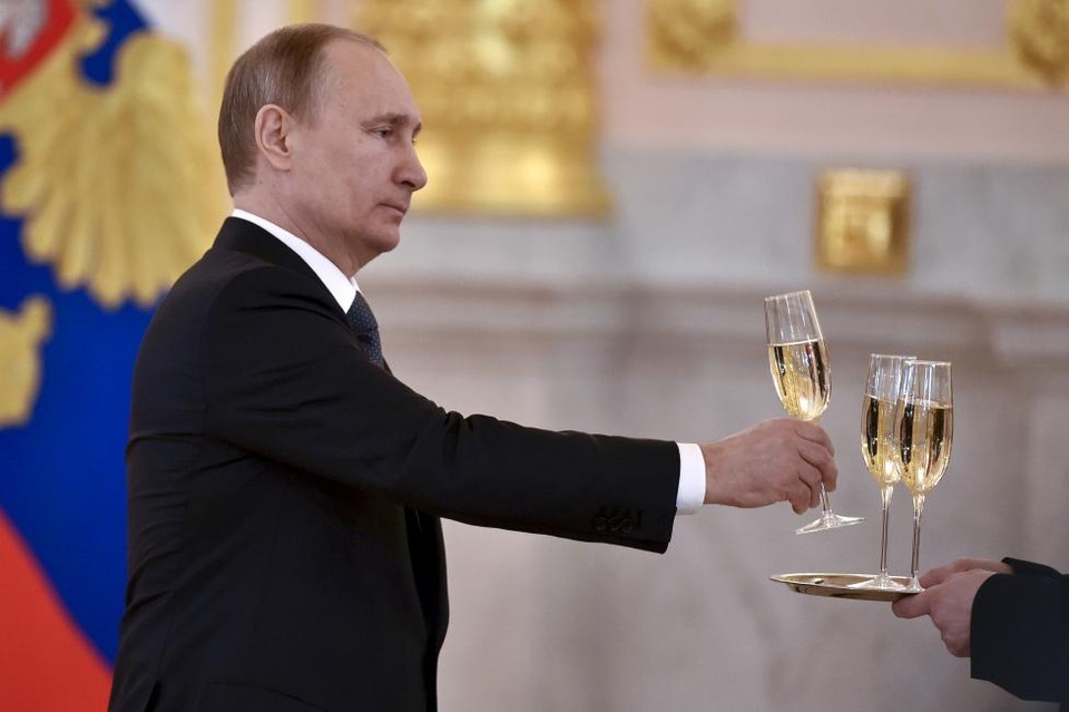 Những nhân vật gây chú ý nhất thế giới năm 2016 - 2
Tổng thống Nga Vladimir Putin trở thành một trong những chủ đề được đề cập nhiều nhất trong chiến dịch vận động tranh cử tổng thống ở Mỹ 2016 vì mối quan hệ được cho là gần gũi giữa ông và Tổng thống đắc cử Donald Trump. Sau cuộc bầu cử, Tổng thống Putin và nước Nga tiếp tục trở thành chủ đề gây tranh cãi hậu bầu cử khi Cơ quan tình báo trung ương Mỹ (CIA) cho rằng Nga đã can thiệp vào cuộc bầu cử để tạo ưu thế cho ứng viên Donald Trump. Nga đã bác bỏ cáo buộc này, trong khi đó, nội bộ giới tình báo Mỹ vẫn hoài nghi lẫn nhau về đánh giá của CIA.