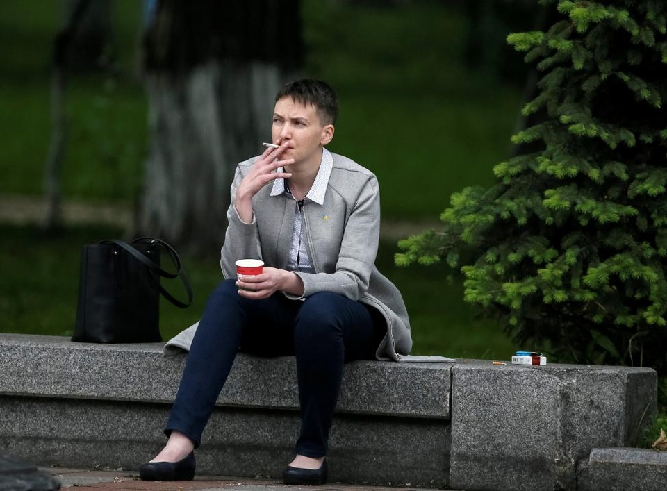 Những nhân vật gây chú ý nhất thế giới năm 2016 - 9
Sau 2 năm trong nhà lao của Nga, nữ phi công Ukraine Nadiya Savchenko đã được phóng thích và trở thành nghị sĩ quốc hội sau một cuộc trao đổi tù nhân giữa 2 nước. Sau khi được phóng thích, Savchenko tiếp tục vận động đòi thả 25 công dân Ukraine vẫn bị Nga hoặc lực lượng đòi độc lập ở đông Ukraine bắt giữ.