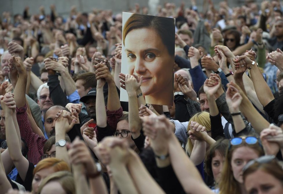 Những nhân vật gây chú ý nhất thế giới năm 2016 - 6
Nữ nghị sĩ đảng Lao động Anh Jo Cox đã bị ám sát ngay trên đường phố chỉ khoảng 1 tuần trước khi diễn ra cuộc trưng cầu dân ý rút khỏi Liên minh châu Âu (EU). Bà Cox là một trong những nghị sĩ đi đầu trong phong trào vận động ủng hộ Anh ở lại EU.