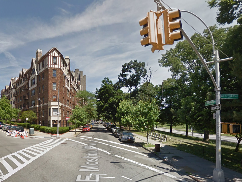 Cuộc sống xa hoa của tỷ phú huyền thoại thời trang Mỹ - 1 Cuộc sống xa hoa của tỷ phú huyền thoại thời trang Mỹ - 1