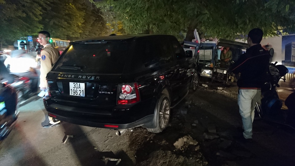 Hà Nội: Xe Range Rover tông 3 xe trên phố - 1
Hiện trường vụ tai nạn