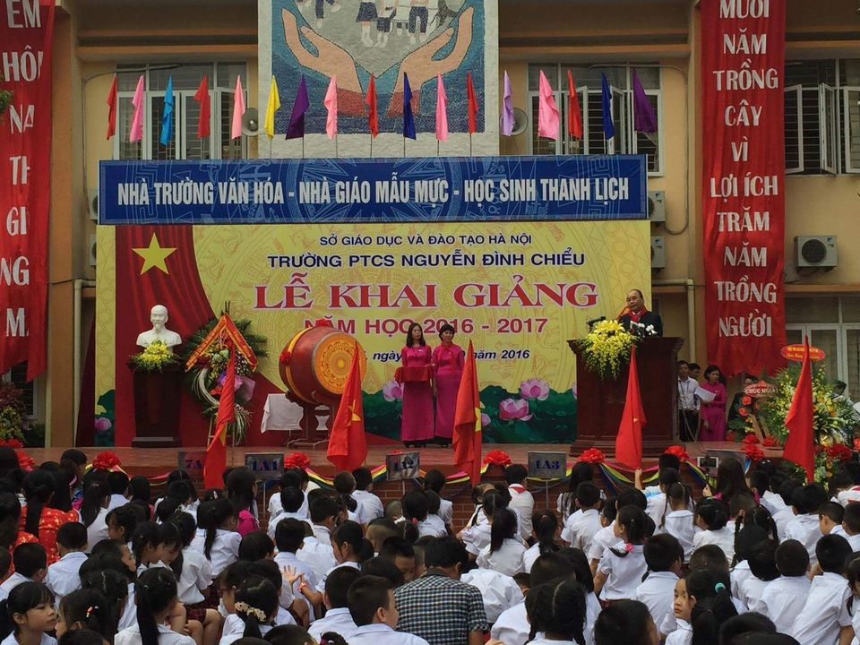 Lãnh đạo Đảng, Nhà nước dự khai giảng cùng các em học sinh - 8
Thủ tướng Nguyễn Xuân Phúc phát biểu trong lễ khai giảng tại trường THCS Nguyễn Đình Chiểu, Hà Nội. (Ảnh: Mạnh Thắng)