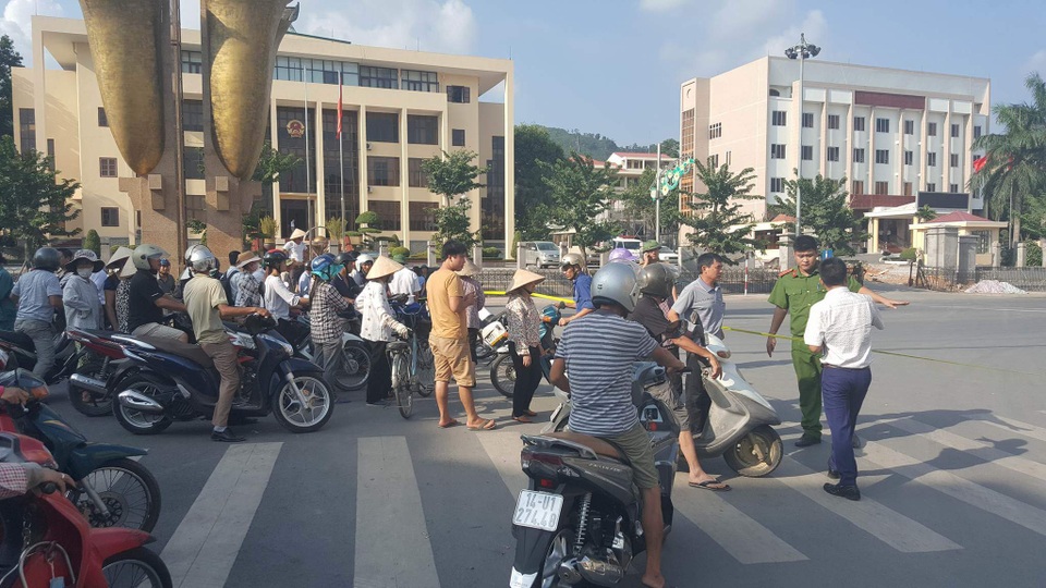 Nhân chứng vụ nổ taxi kể thời khắc nghe tiếng nổ như bom - 2 Nhân chứng vụ nổ taxi kể thời khắc nghe tiếng nổ như bom - 2