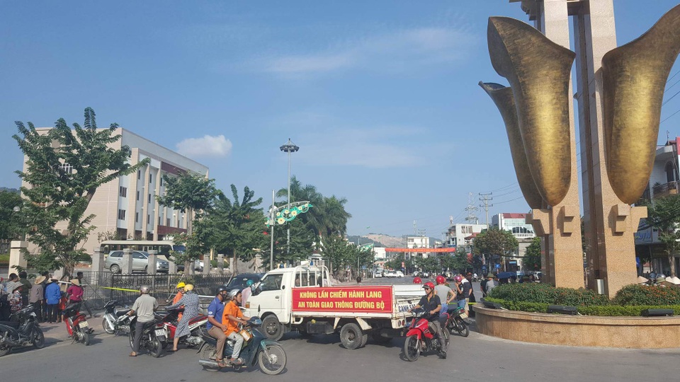 Nhân chứng vụ nổ taxi kể thời khắc nghe tiếng nổ như bom - 3
Các nẻo đường quanh hiện trường được phong tỏa để phục vụ công tác điều tra.