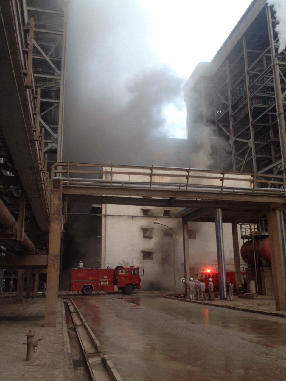 
Lực lượng PCCC sau hơn một giờ đã dập tắt đám cháy (ảnh bạn đọc cung cấp).
