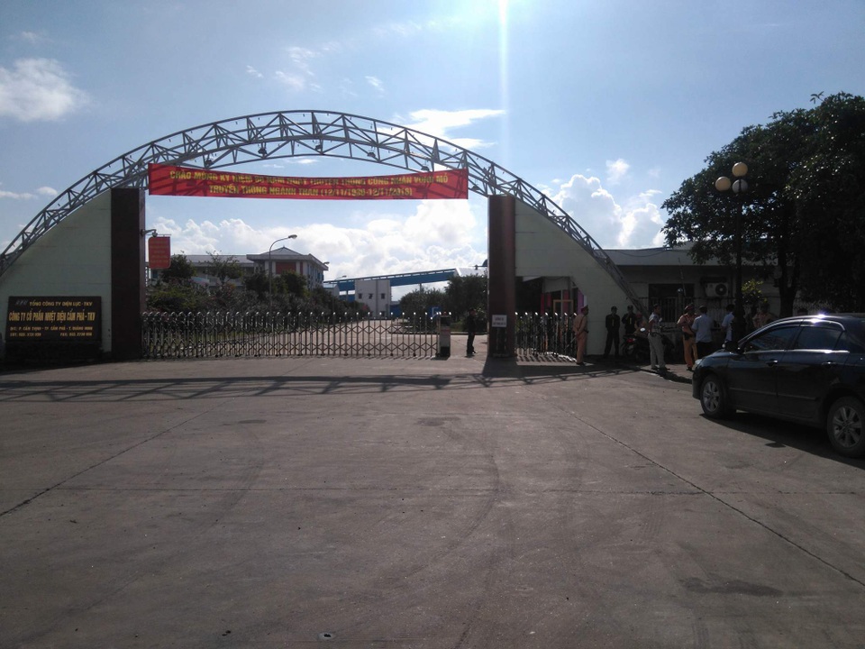 
Lực lượng chức năng phong tỏa đường vào hiện trường ( ảnh CTV)
