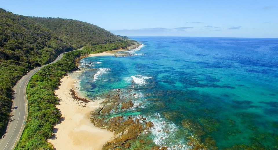 
9) Đường Đại dương, Australia - Con đường này dài 243 km, chạy dọc bờ biển của bang Victoria, đi qua những địa danh nổi tiếng như Kiệt tác đá vòm London Arch và 12 vị tông đồ (The Twelve Apostles), các cột đá vôi và mỏm sa thạch tự nhiên bên bờ Đại Tây Dương, các công viên quốc gia và rừng rậm nhiệt đới.
