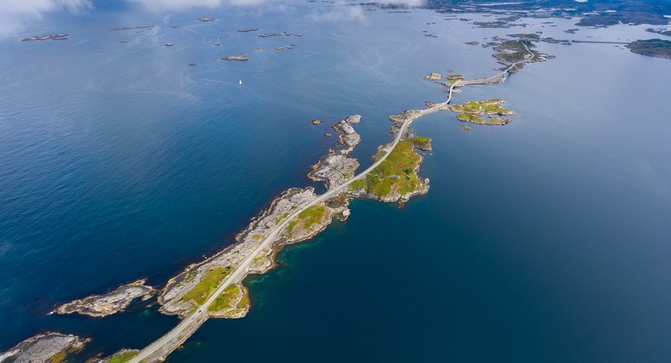 
7) Đường Đại Tây Dương - Atlanterhavsvien, Na Uy - Chỉ dài 8,72 km, nhưng nối nhiều hòn đảo với nhau bởi 8 cây cầu có kiến trúc đẹp mắt, trong đó cầu Storseisundet (dài 260m, cao 23m) rất độc đáo.
