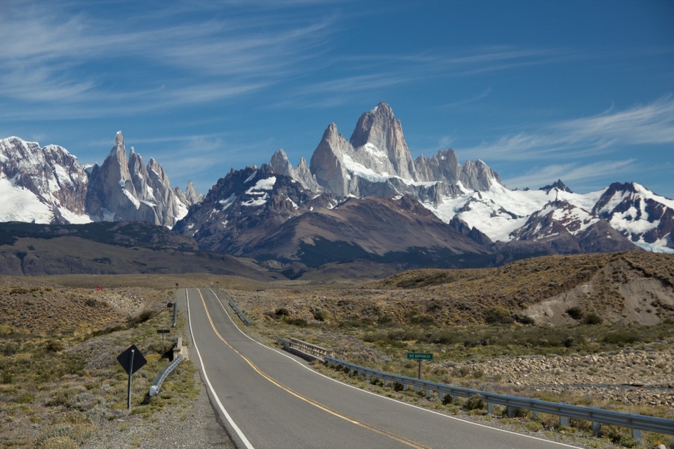 
8) Đường Ruta 40, Argentina - Là con đường cổ ở phía Tây Argentina, trải dài từ Puna tới Cabo Virgins. Với chiều dài khoảng 5.200 km và cao hơn 5.000 m so với mực nước biển, đây là con đường dài nhất Argentina và cao nhất thế giới, chạy song song với dãy núi Andes, xuyên qua 21 vườn quốc gia và 18 con sông lớn.
