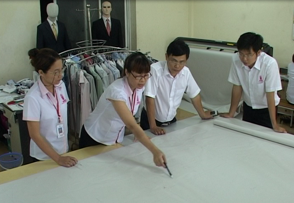 
Ông Vương Quang Ngọc - GĐ Công ty May Sài Đồng trao đổi với cán bộ kỹ thuật
