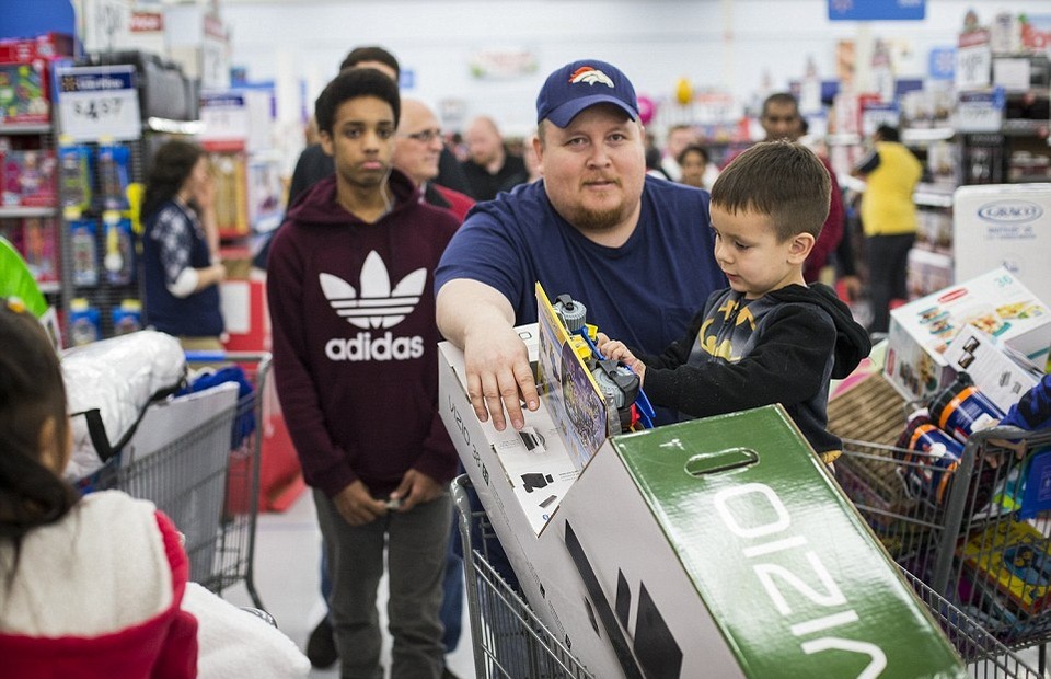 Người Mỹ đổ xô mua sắm dịp Black Friday - 11
Chris Jolly và con trai mua sắm tại Bentonville, Arkansas hôm 24/11. (Ảnh: Dailymail)