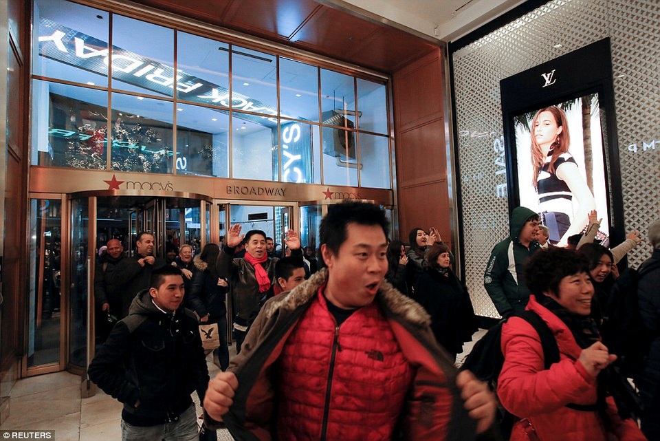 Người Mỹ đổ xô mua sắm dịp Black Friday - 7
Người mua sắm đổ xô vào trung tâm mua sắm Macys ở Quảng trường Heral, Manhattan bắt đầu sớm dịp mua sắm. (Ảnh: Reuters)