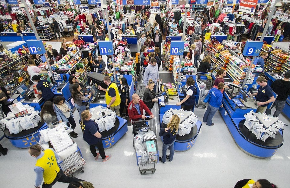Người Mỹ đổ xô mua sắm dịp Black Friday - 10
Walmart cũng là một trong những hãng bán lẻ mở cửa chuỗi bán lẻ phục vụ Black Friday từ đêm 24/11. (Ảnh: Dailymail)