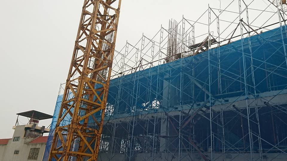 Hà Nội: Sập giàn giáo chung cư, 2 người chết, 4 người bị thương - 5
Thông tin ban đầu, hệ thống giàn giáo bị sập khi các công nhân đang tiến hành đổ bê tông trên tầng 6 khiến ít nhất 2 người chết.