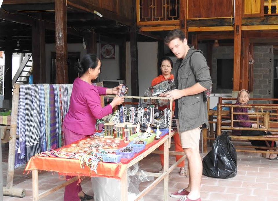 "Kiếm sát thương" không còn bày bán ở Bản Lác - Mai Châu - 5
Khách du lịch đến Bản Lác giờ sẽ không còn nhìn thấy đao kiếm được bày bán công khai nữa