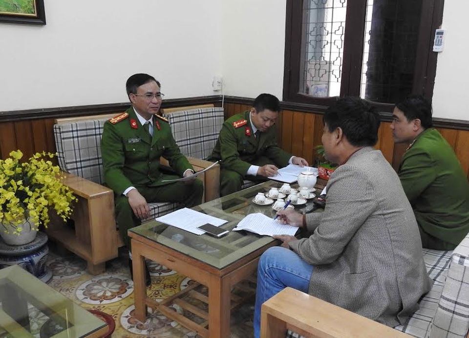 "Kiếm sát thương" không còn bày bán ở Bản Lác - Mai Châu - 3
Đại tá Nguyễn Ngọc Minh - Trường công an huyện Mai Châu - người ngồi ngoài bên trái trao đổi với tác giả bài viết