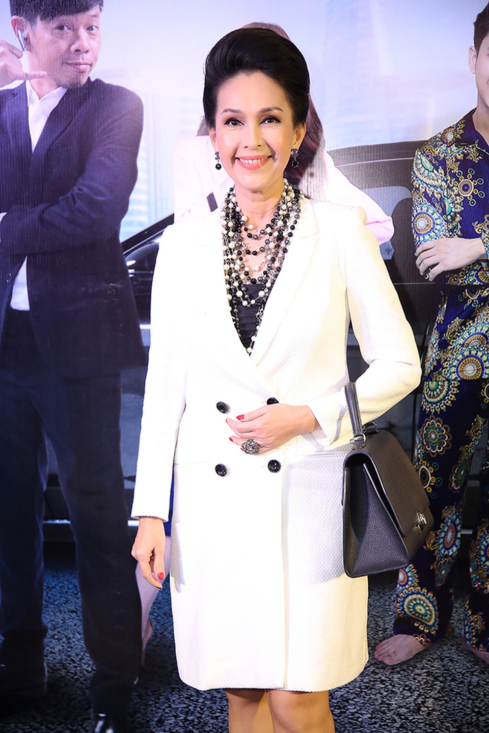 
Nữ diễn viên ngoại ngũ tuần ăn vận thanh lịch và tinh tế
