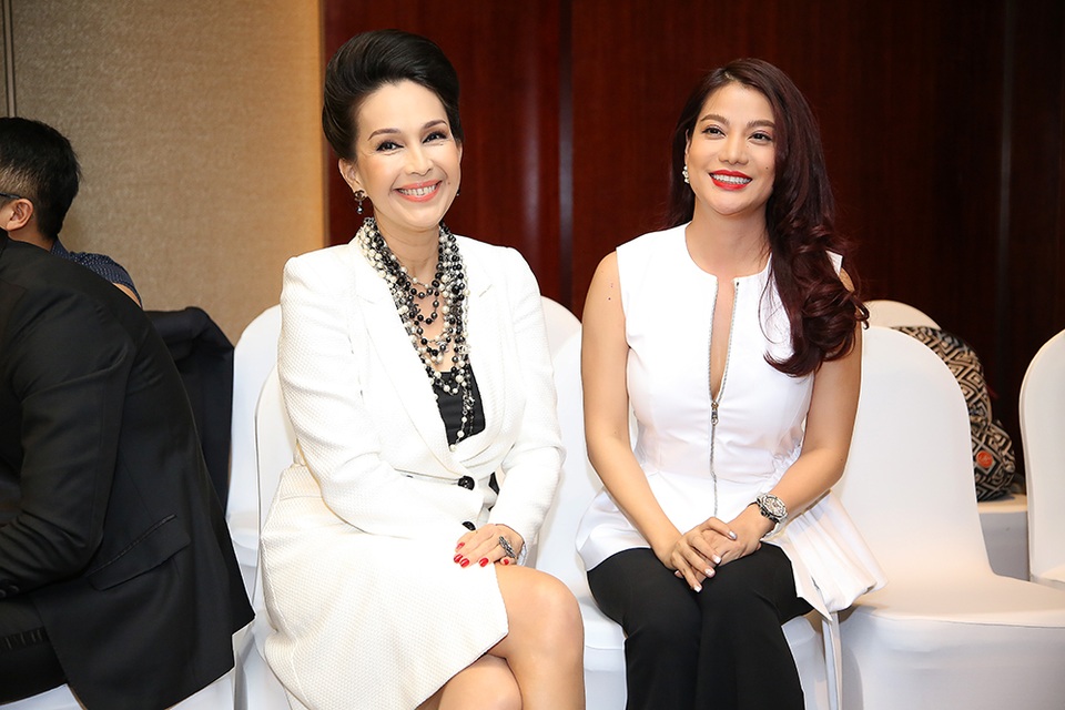 
Diễm My cùng đàn em Trương Ngọc Ánh dự công chiếu phim mới tại TPHCM ngày 14/11 vừa qua
