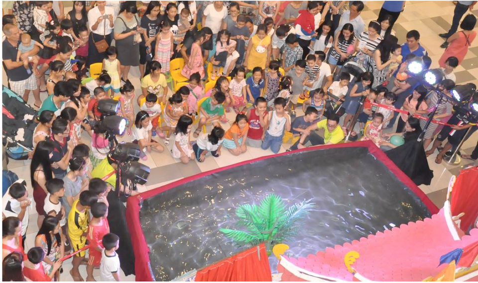 
Các tiết mục múa rối nước miễn phí thu hút đông đảo các em thiếu nhi và phụ huynh.
