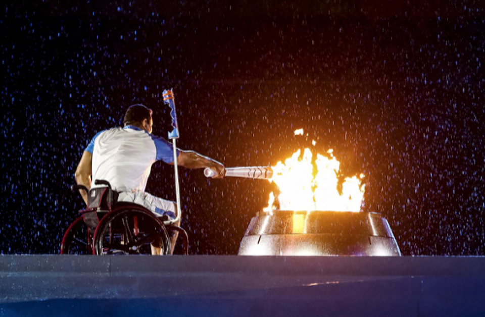 Những khoảnh khắc đắt giá nhất của Paralympic Rio 2016 - 11
Vận động viên bơi lội người Braxin- Clodoaldo Silva thắp sáng ngọn đuốc Paralympic, mở màn cho lễ khai mạc thế vận hội.