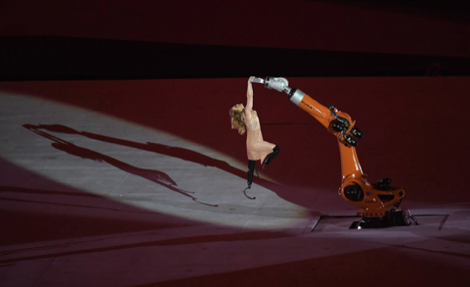 Những khoảnh khắc đắt giá nhất của Paralympic Rio 2016 - 12
Nữ vận động viên trượt tuyết xin đẹp Amy Purdy khiêu vũ cùng robot trong buổi lễ khai mạc Paralympic.