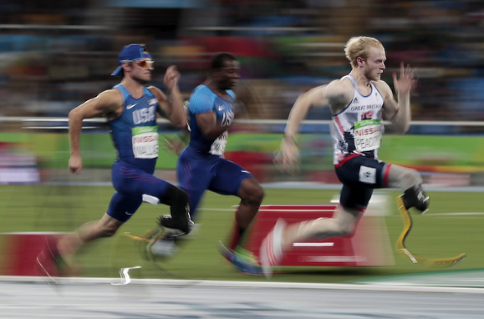 Những khoảnh khắc đắt giá nhất của Paralympic Rio 2016 - 15
Vận động viên người Anh Jonnie Peacock (tóc vàng) chuẩn bị dành chiếc huy chương vàng thứ 2 trong môn chạy 100 mét.